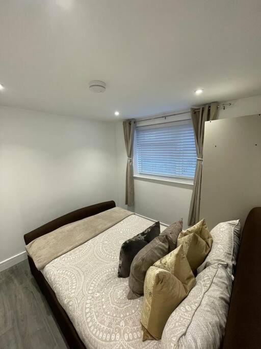 Stylish & Cosy 1 Bed Apartment Суиндон Экстерьер фото