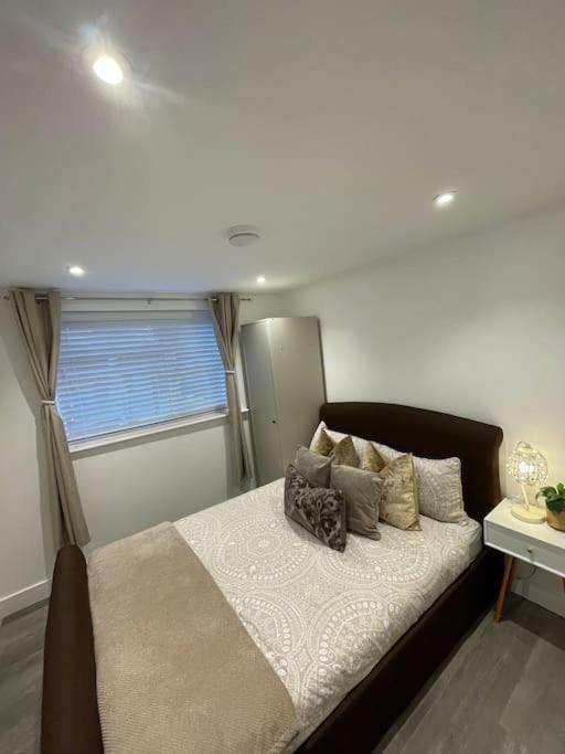 Stylish & Cosy 1 Bed Apartment Суиндон Экстерьер фото