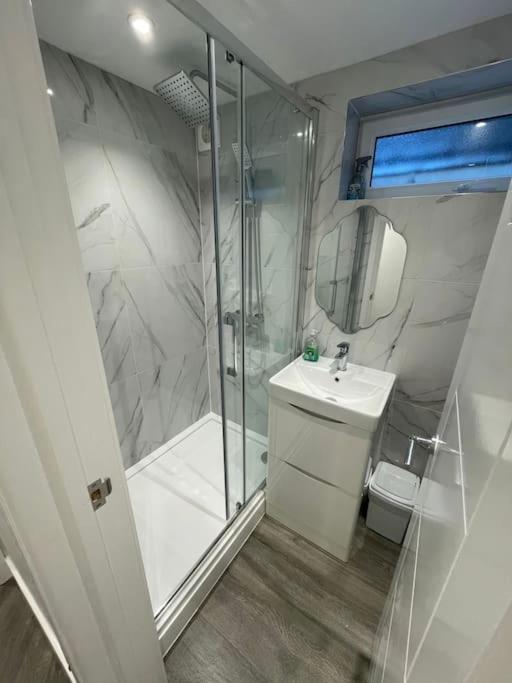 Stylish & Cosy 1 Bed Apartment Суиндон Экстерьер фото
